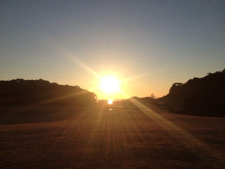 「2014年1月25日　～　ノースヒル・研修棟前から見える朝陽　～　」