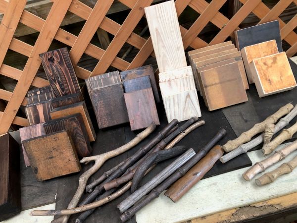 ～　体験教室用の木材に塗料を塗りました　～