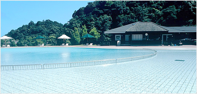 Only in summer♪ The outdoor swimming pool is open in the forest.